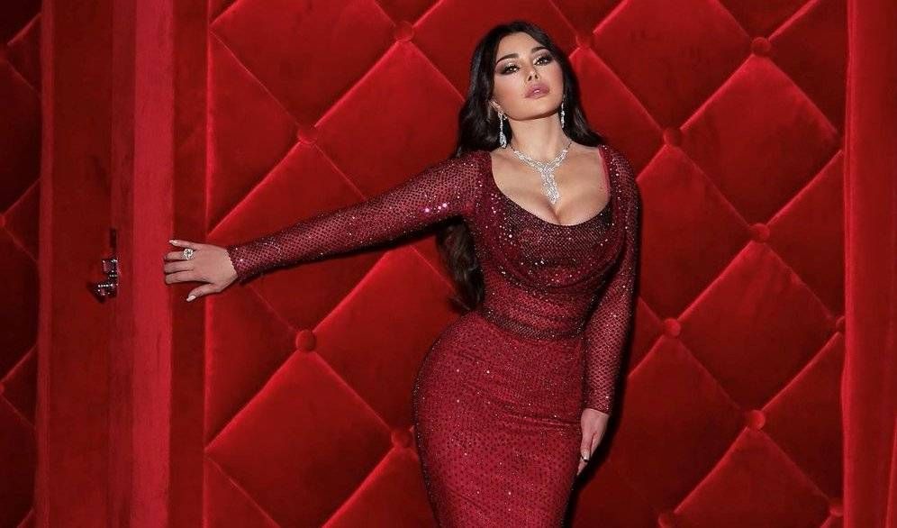 معجب يقتحم المسرح في حفل هيفاء وهبي ليلة رأس السنة في بيروت.. شاهد ردة فعل مفاجئة من الأخيرة