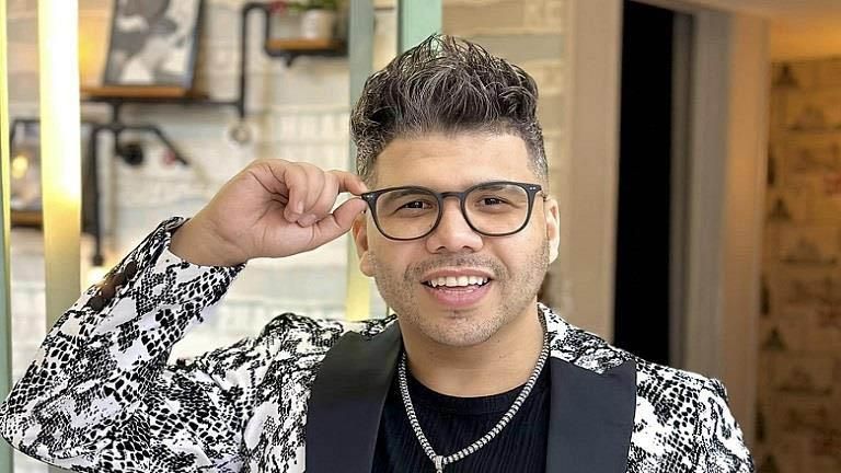 "فئة المبدعين".. عمر كمال يحصل على الإقامة الذهبية من الإمارات