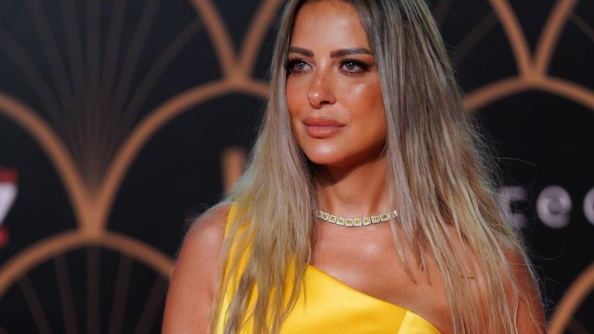 استغنت عن شعرها الأشقر .. ريم مصطفى تتخلى عن البلوند للمرة الأولى وتتختار الأسود الداكن| هل يليق بها؟!