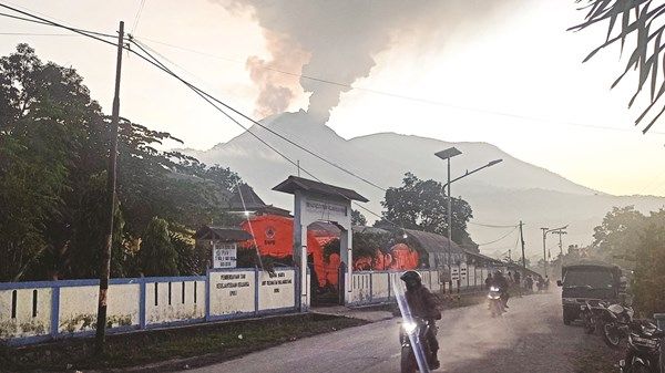 إجلاء ألفي شخص في إندونيسيا بسبب أنشطة بركانية