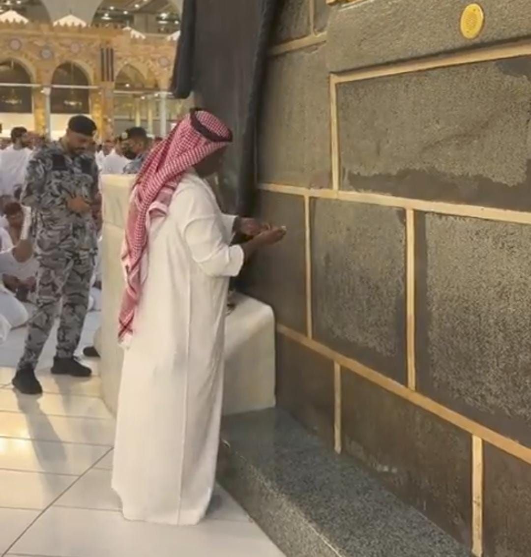 رجل يوثق لحظة تعطيره للكعبة والحجر الأسود.. فيديو