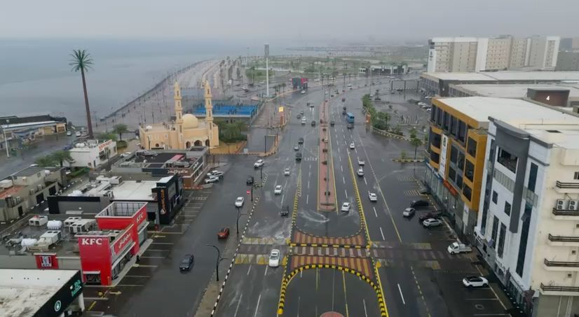 أمطار الفجر بجازان.. "الأمانة" تكثّف جهودها وفرقها الميدانية تباشر و"المدني" يحذّر