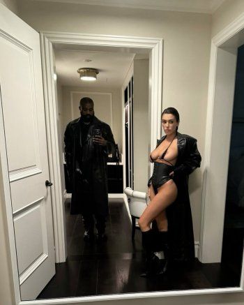 كانيي ويست يثير الجدل بتفاخره بظهور زوجته كأنها بلا ملابس-بالصور