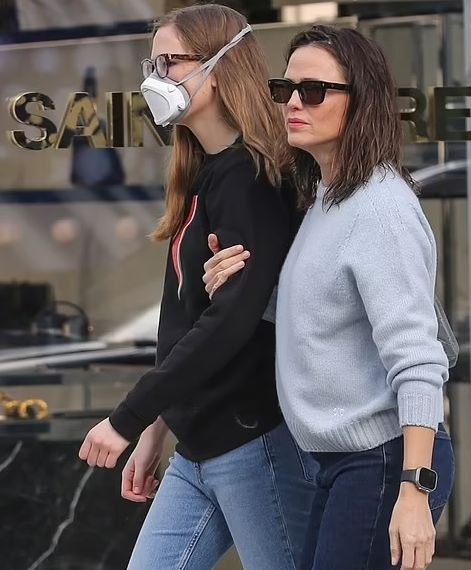 ابنة جينيفر جارنر وبن أفليك تدعم غزة وتتبرع بأرباح سترة عليها علم فلسطين