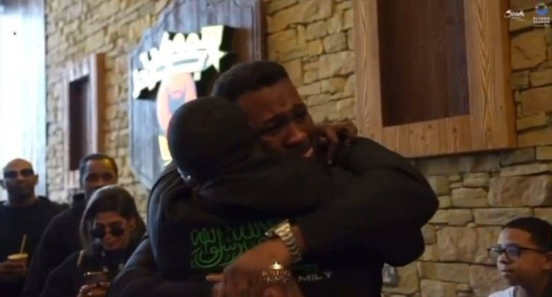 شاهد.. لحظة إعلان الملاكم الأمريكى " ميلر" والمدرب والمرافقين له دخولهم في الإسلام بالرياض