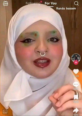 شبيهة محمد هنيدي المحجبة تغزو مواقع التواصل الإجتماعي .. كأنها الخالة نوسة