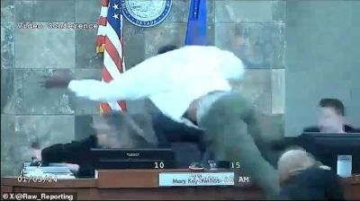 تراند اليوم : شاهد: متهم يطير في الهواء ويعتدي باللكمات على قاضية داخل محكمة في أمريكا بعد أن حكمت عليه بالسجن