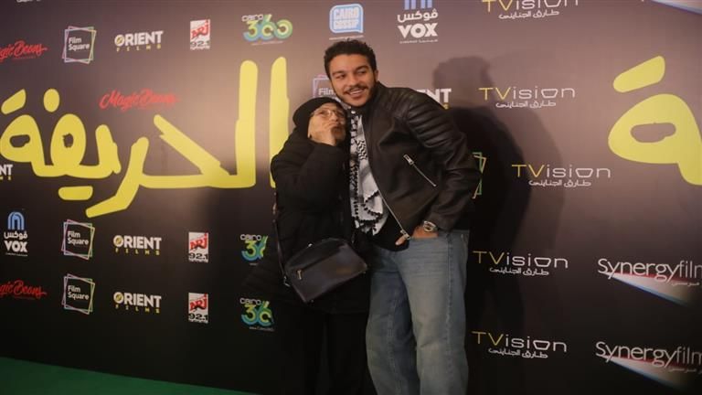 بالصور.. الفنانة عواطف حلمي تدعم حفيدها نور النبوي في أولى بطولاته السينمائية