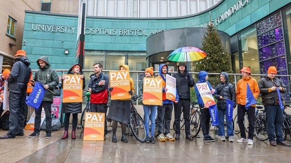 بدء أطول إضراب لأطباء انجلترا منذ سبعة عقود