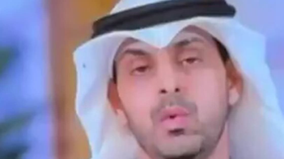 الخليج اليوم .. ذباب يملأ رأس مذيع كويتي على الهواء.. فيديو يثير موجة انتقادات