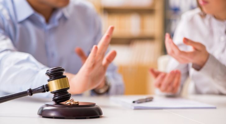 زوجة ترفض دفع اتعاب محامي وقضيتها تتحول من خلع إلى تخبيب