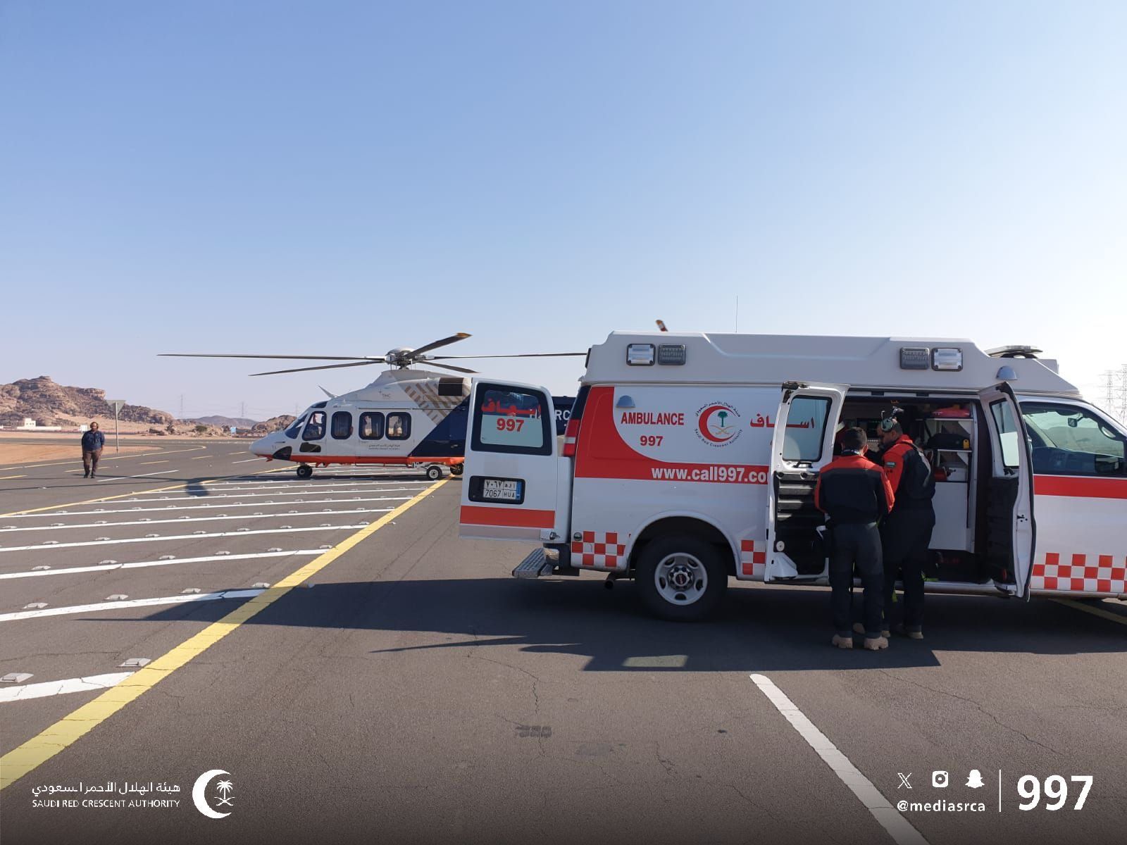 الهلال الأحمر يباشر بلاغ تصادم على طريق المدينة المنورة