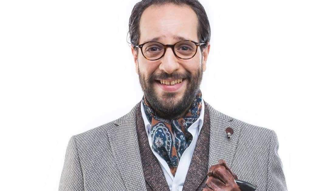 بالصورة- أحمد أمين يتقمص شخصية جورج قرداحي