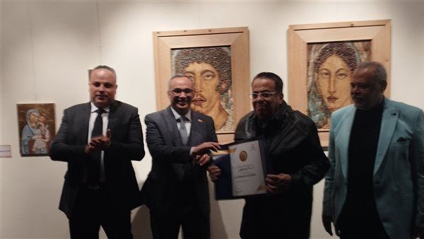 رئيس هيئة قصور الثقافة يكرم الفنانين المشاركين بمعرض "العائلة المقدسة" بالأوبرا