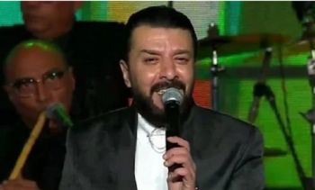 مصطفى كامل يفتتح حفل كاسيت 90 المقام في الرياض