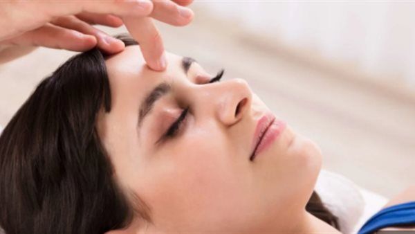 عند إحساسك بالصداع| علامات تشير إلى وجود مشاكل صحية خطيرة.. احترس