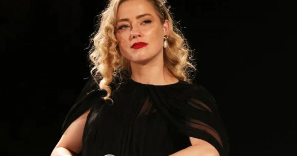 آمبر هيرد ترضع إبنتها الصغيرة وهكذا علقت على صورها من كواليس Aquaman2