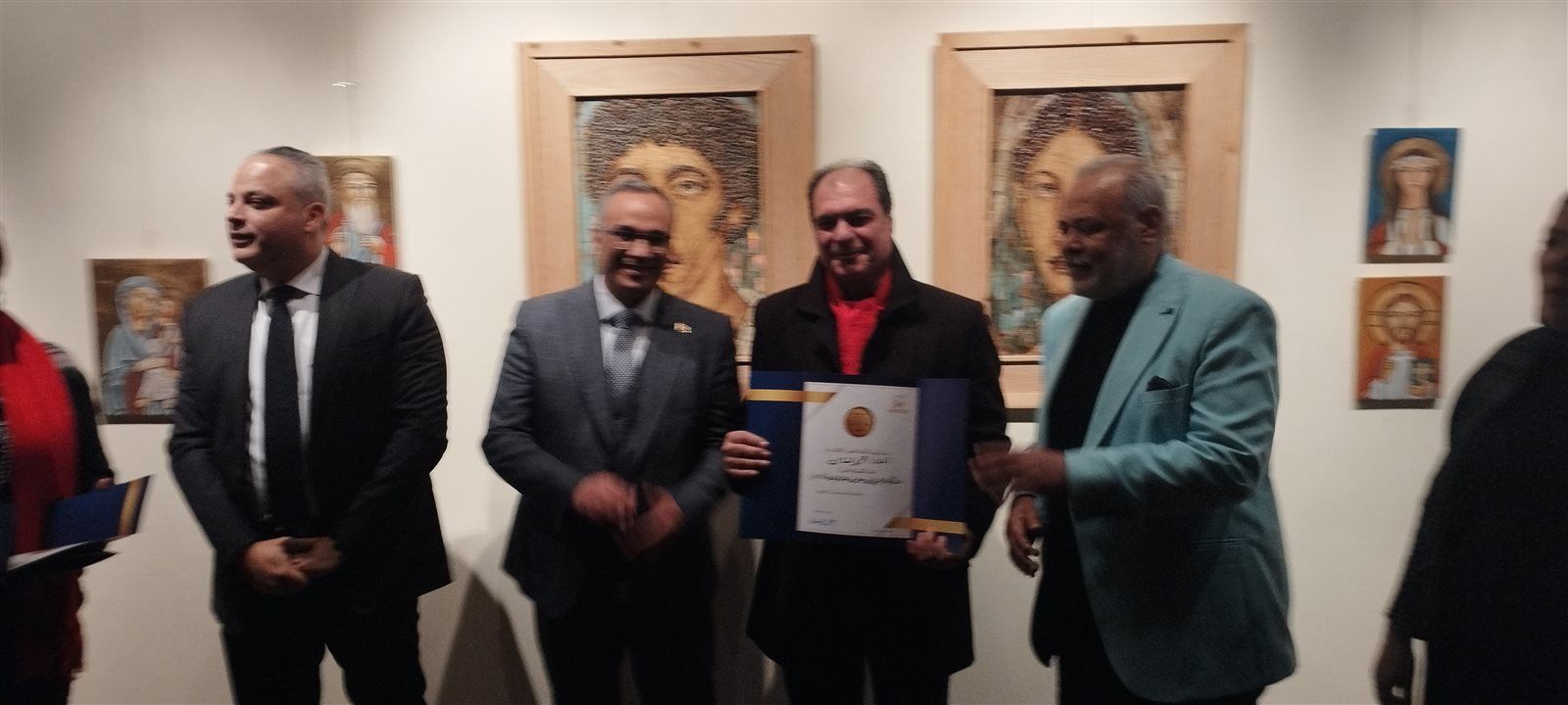 رئيس هيئة قصور الثقافة يكرم الفنانين المشاركين بمعرض "العائلة المقدسة" بالأوبرا