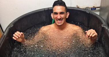 كيف تساعد حمامات الثلج فى تخفيف الألم بعد التمرين وهل لها أضرار؟