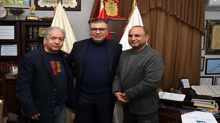 اتحاد النقابات الفنية ونقابة المهن السينمائية تُكرم اسم ممدوح الليثي ونجله عمرو الليثي يتسلم درع التكريم