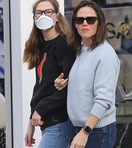 ابنة جينيفر جارنر وبن أفليك تدعم غزة وتتبرع بأرباح سترة عليها علم فلسطين