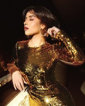 سعر مرتفع لفستان بلقيس الذهبي الذي تألقت به ليلة رأس السنة .. من دار Dolce & Gabbana