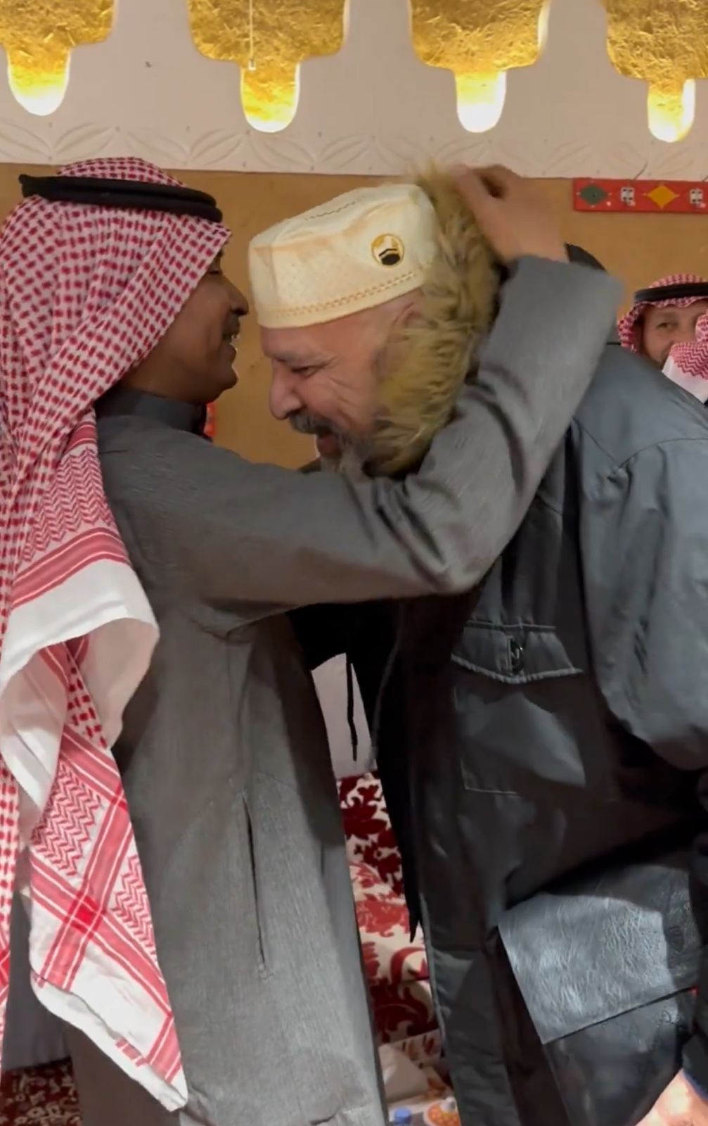 ‎طلاب في ⁧حفر الباطن‬⁩ يلتقون بمعلمهم المصري بعد انقطاع 35 سنة .. فيديو