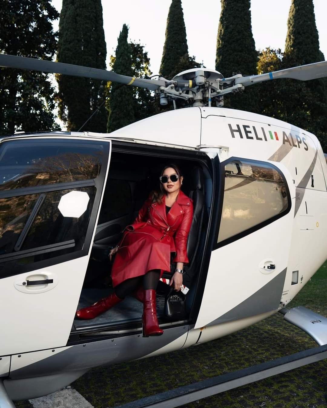 أسما إبراهيم بالأحمر داخل طائرة هليكوبتر بإيطاليا