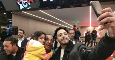 الجمهور يلتف حول عصام السقا وسط زحام شديد لحضور عرض "الإسكندراني"
