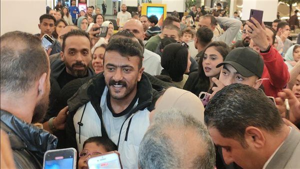 الإسكندراني أحمد العوضي وسط جمهوره بالإسكندرية (صور)