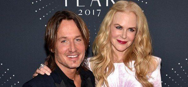 نيكول كدمان بالمايوه مع زوجها على البحر وهو يلامس مكاناً حساساً في جسدها-بالصور