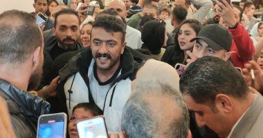 أحمد العوضى يحضر عرض الإسكندرانى بالإسكندرية وسط زحام من الجمهور