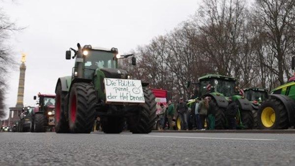 مزارعو بافاريا يتظاهرون على خطط خفض الإعانات