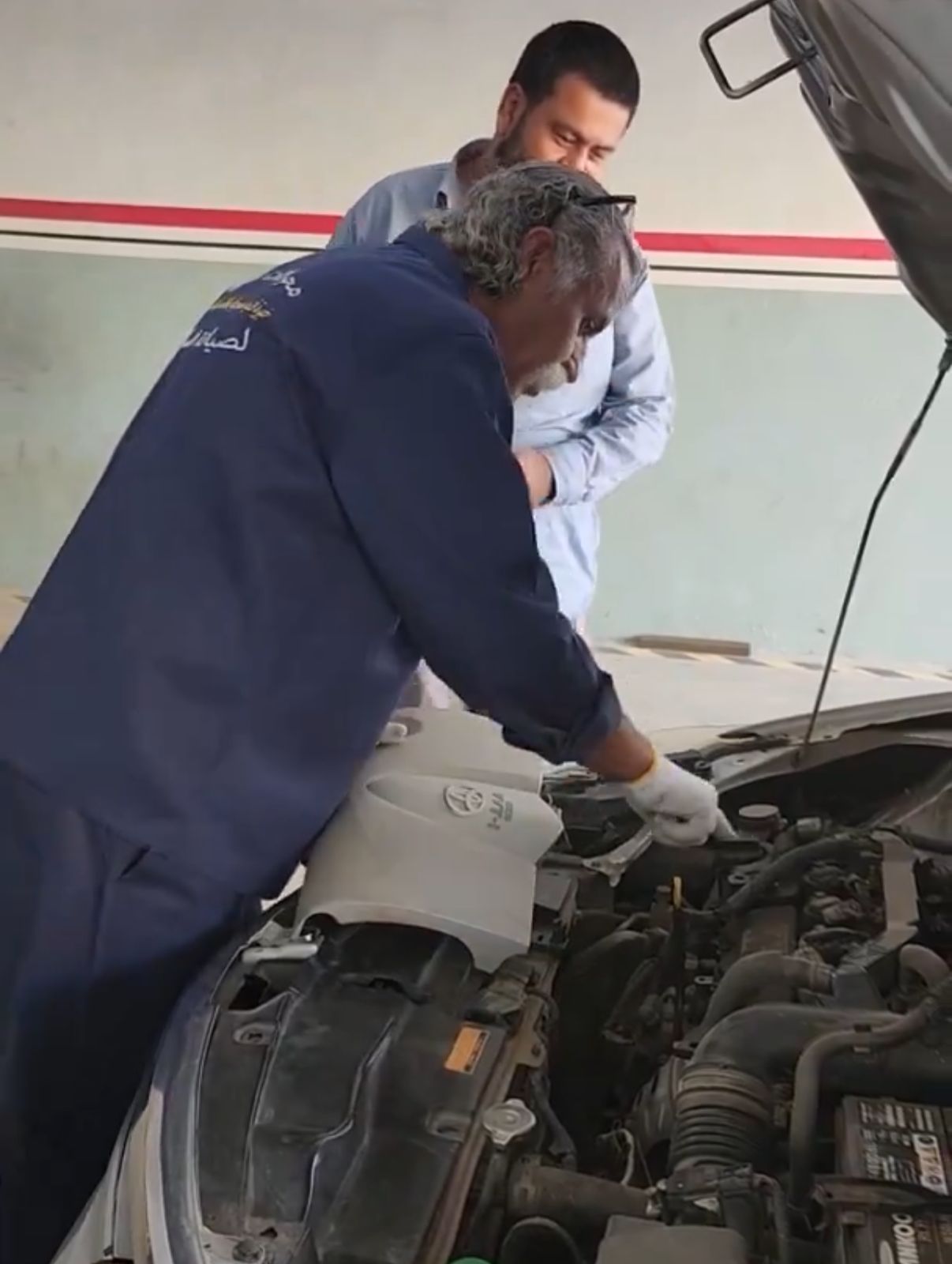 ميكانيكي يروي قصة افتتاحه لمشروعه بعد التقاعد من عمله في القوات البرية الملكية .. فيديو