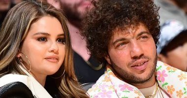 سيلينا جوميز بصحبة صديقها بإحدى مباريات كرة السلة.. بعد تلميحها الاعتزال