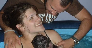 كل ما تريدين معرفته عن الولادة الطبيعية تحت الماء وشروطها الصحية