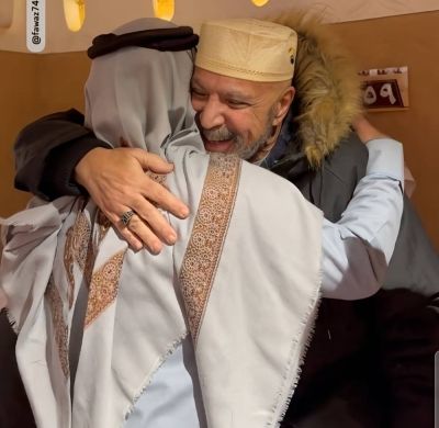 تراند اليوم : شاهد.. طلاب معهد إعداد المعلمين في حفر الباطن يلتقون بمعلمهم المصري بعد 35 عاماً