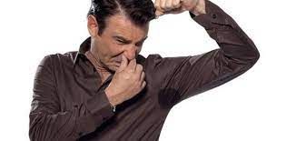 لا للإحراج بعد الآن .. خطوات بسيطة وفعالة تخلصك من رائحة العرق الكريهة