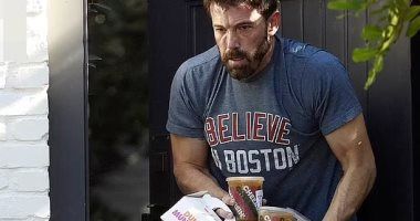 بن أفليك يعيد لقطته الشهيرة مع علب البيتزا قبل 3 سنوات.. اعرف الحكاية