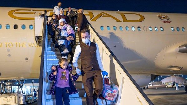 الإمارات تستقبل دفعة ثامنة من الأطفال الفلسطينيين الجرحى ومرضى السرطان