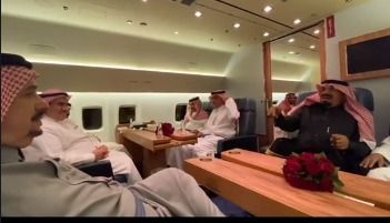 أمير الرياض منصتًا لقصيدة المطيري على متن طائرة .. فيديو