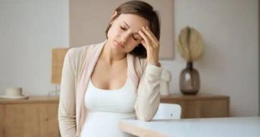 لماذا تتعرض بعض النساء لانقطاع الدورة الشهرية بشكل مفاجئ؟ استشاري يوضح