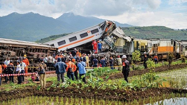 مقتل وإصابة العشرات بتصادم قطارين في إندونيسيا