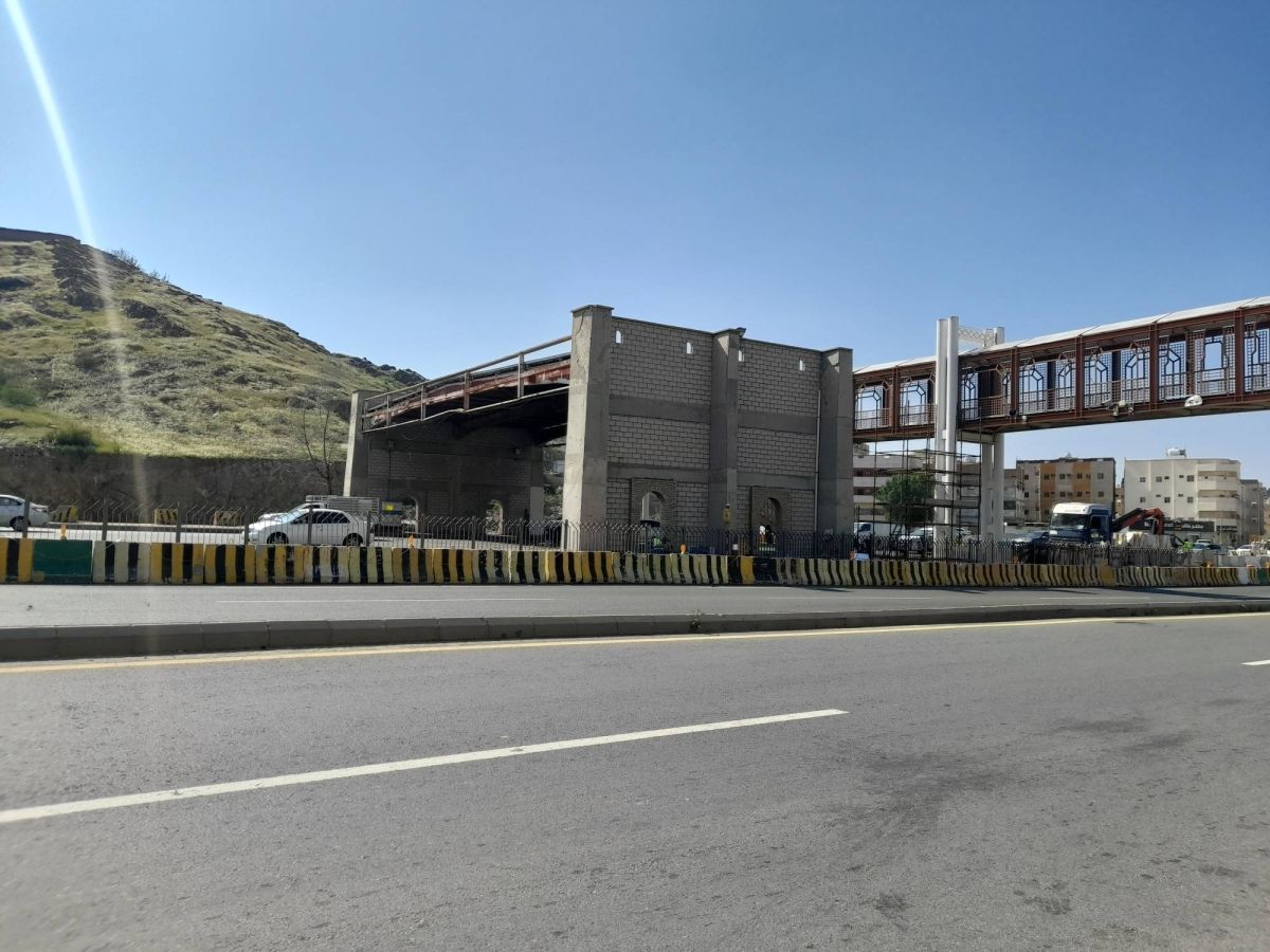 سياج حديدي لمنع عبور المشاة أمام مسجد التنعيم