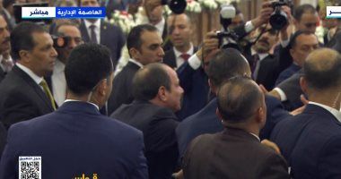 الرئيس السيسى يقدم التحية للمشاركين فى قداس كاتدرائية ميلاد المسيح