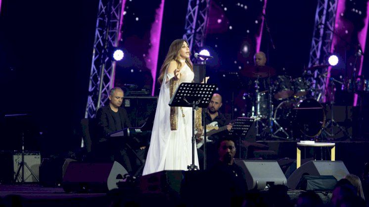 نجوى كرم تبهر الجمهور بإطلالتها ليلة رأس السنة في دبي