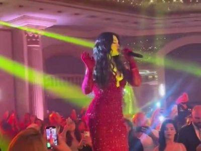 تراند اليوم : كادت تضربه.. شاهد .. تصرف غريب من أحد معجبي هيفاء وهبي أثناء إحيائها حفلا في رأس السنة