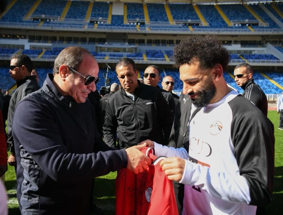 محمد صلاح يهدى قميص منتخب مصر للرئيس السيسى.. صورة