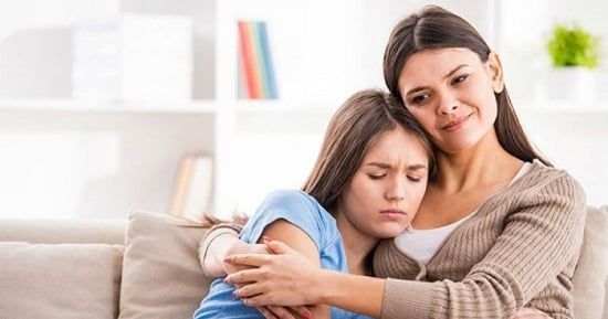 خبث بعض الفتيات يُسقط الضحية.. 5 سبل فعالة لمساندة ابنتك نفسيًّا وعاطفيًّا