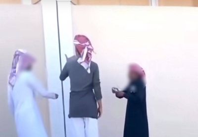 تراند اليوم : شاهد.. طلاب يلقنون زملائهم بالثانوية إجابة الاختبار من خلف سور المدرسة